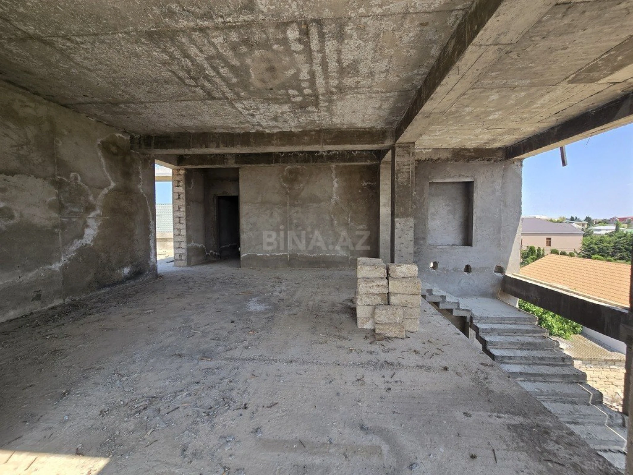 Satılır 8 otaqlı həyət evi 1100 m²