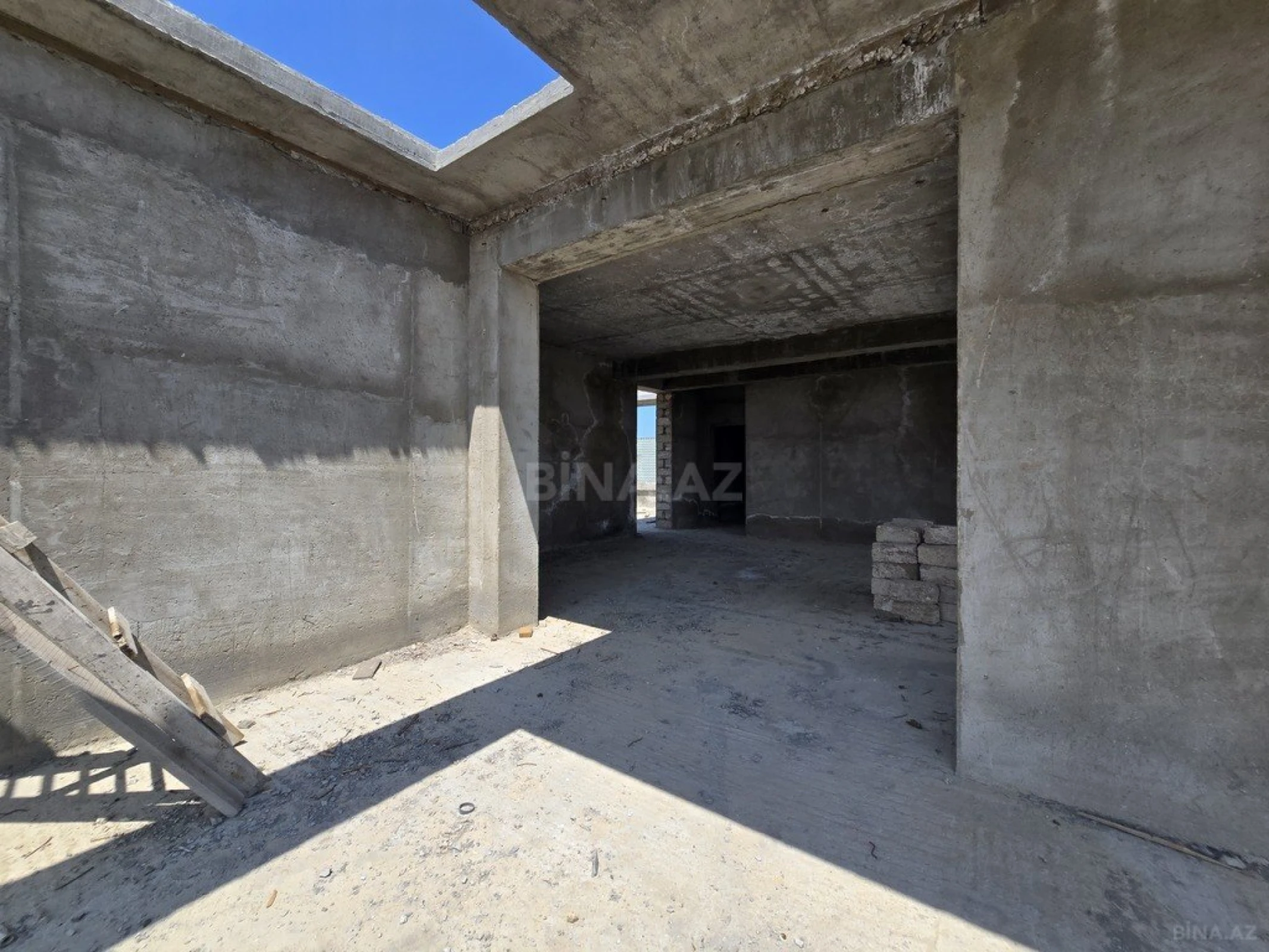 Satılır 8 otaqlı həyət evi 1100 m²