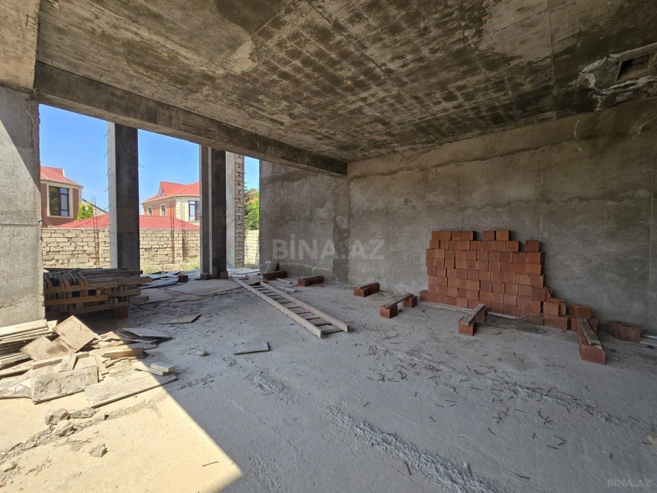 Satılır 8 otaqlı həyət evi 1100 m²