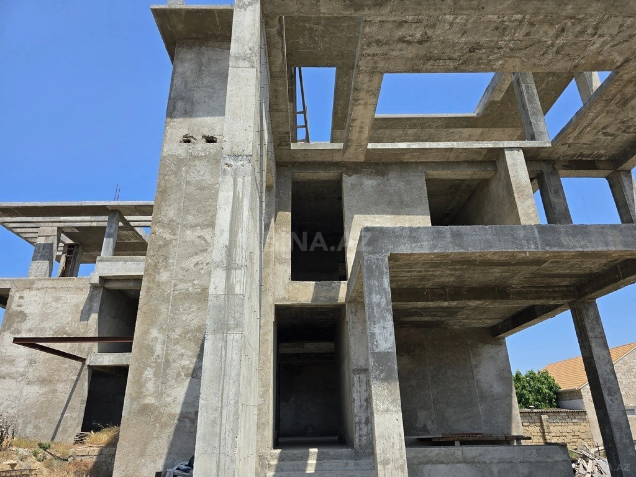 Satılır 8 otaqlı həyət evi 1100 m²