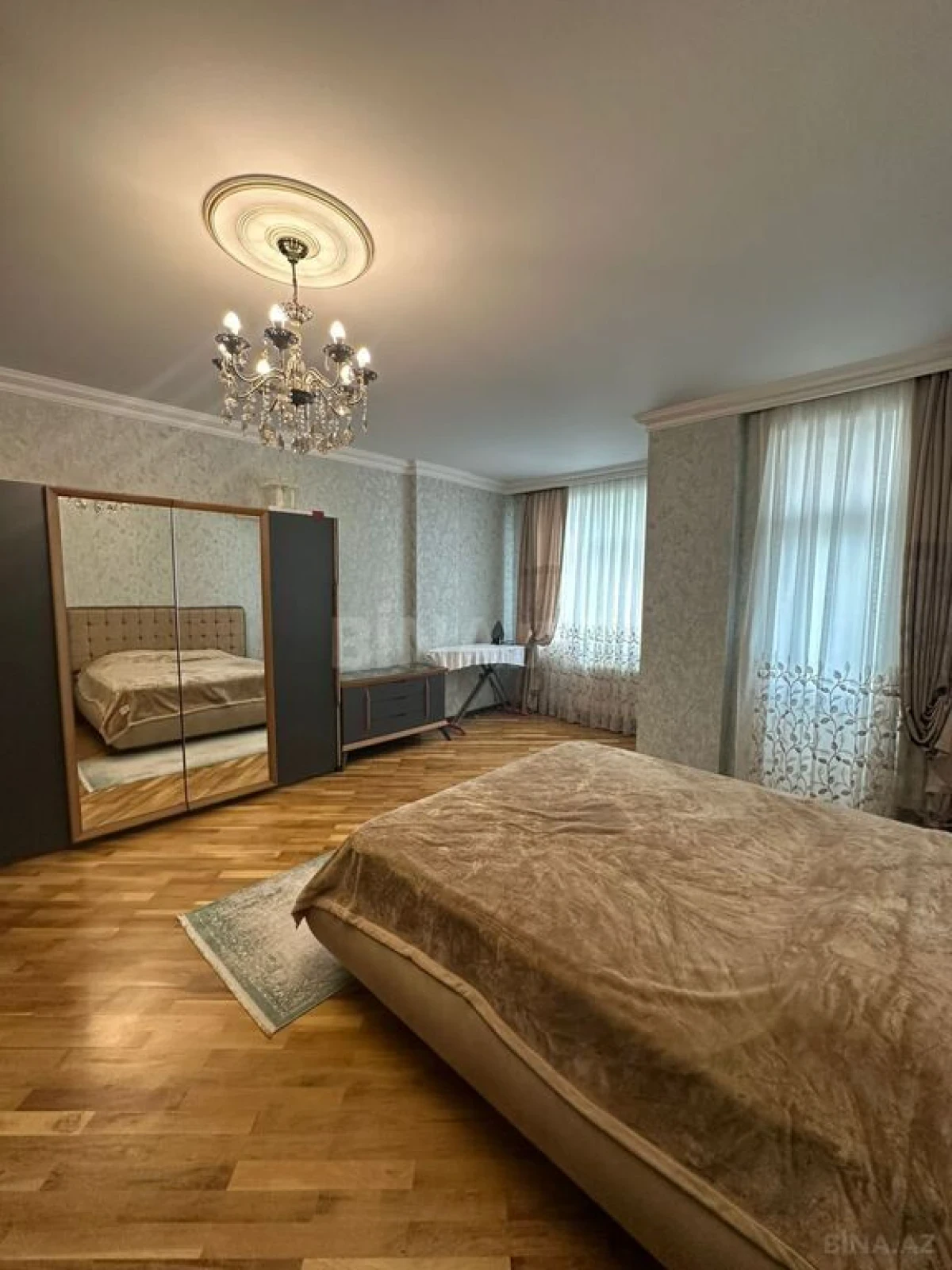 Satılır 4 otaqlı mənzil 181 m²