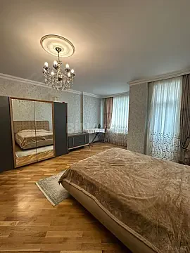 Satılır 4 otaqlı mənzil 181 m²