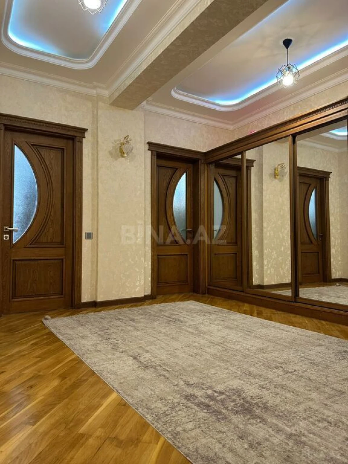 Satılır 4 otaqlı mənzil 181 m²
