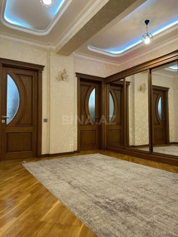 Satılır 4 otaqlı mənzil 181 m²