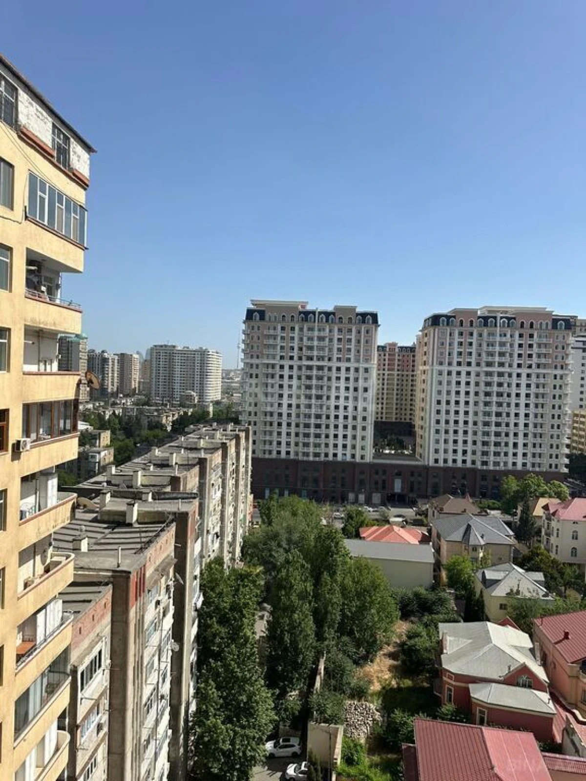 Satılır 4 otaqlı mənzil 181 m²