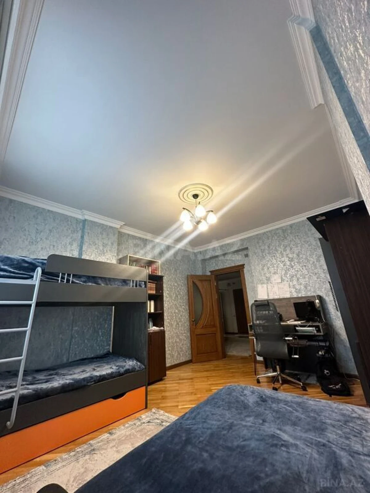 Satılır 4 otaqlı mənzil 181 m²