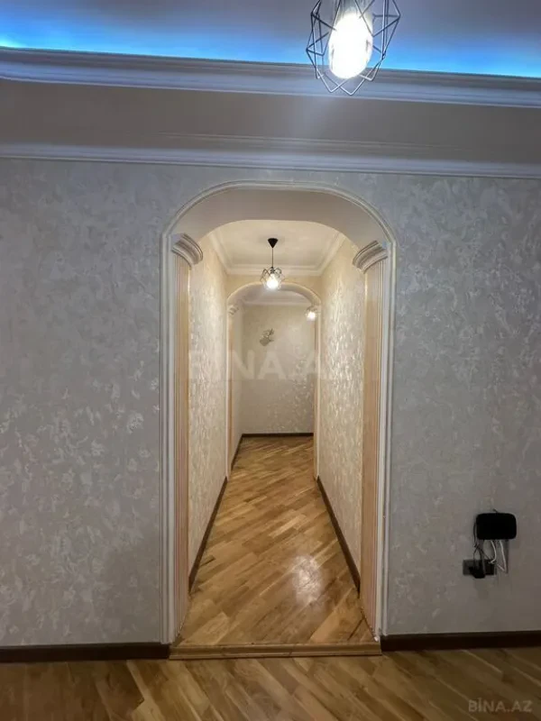 Satılır 4 otaqlı mənzil 181 m²