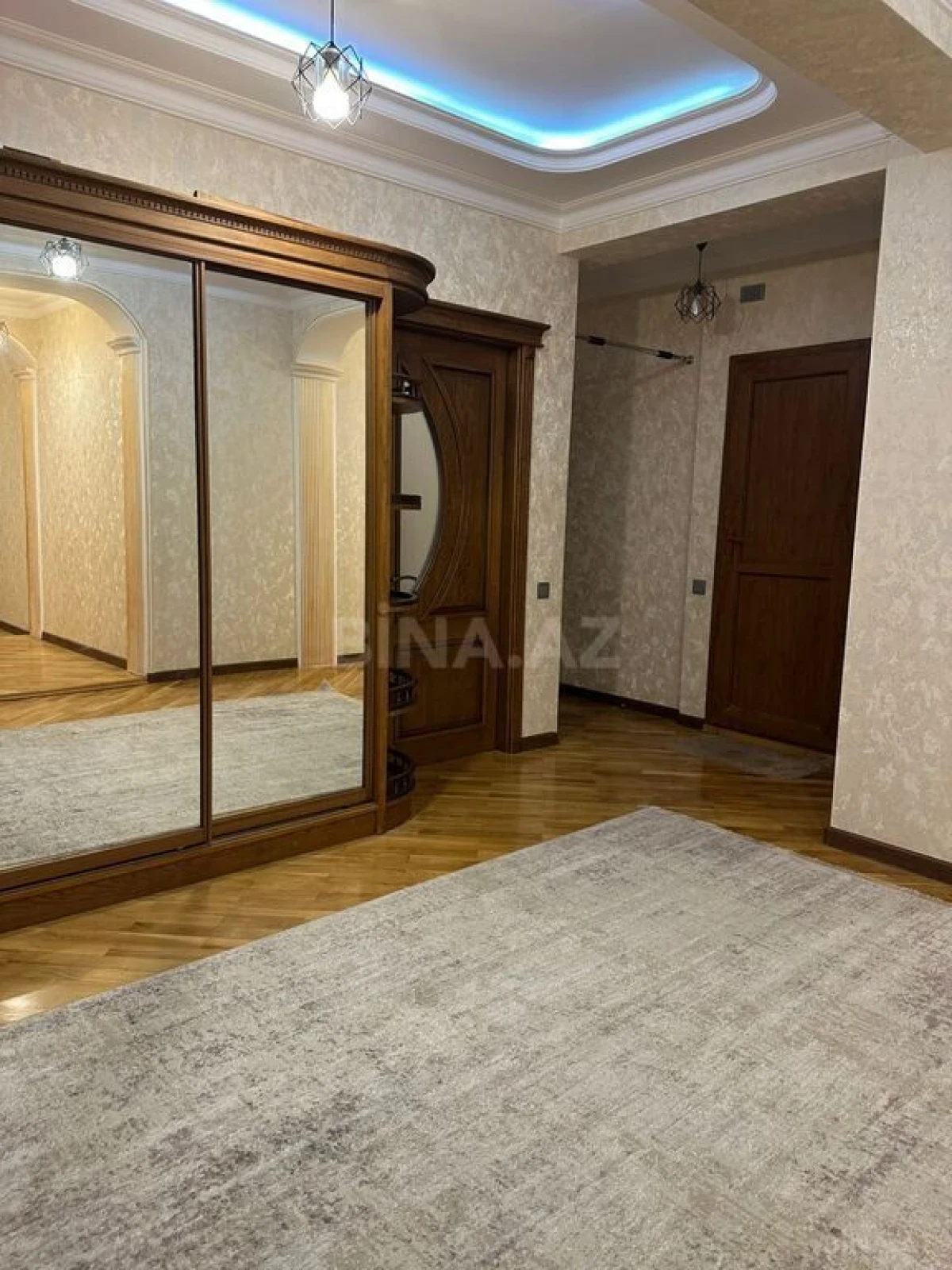 Satılır 4 otaqlı mənzil 181 m²