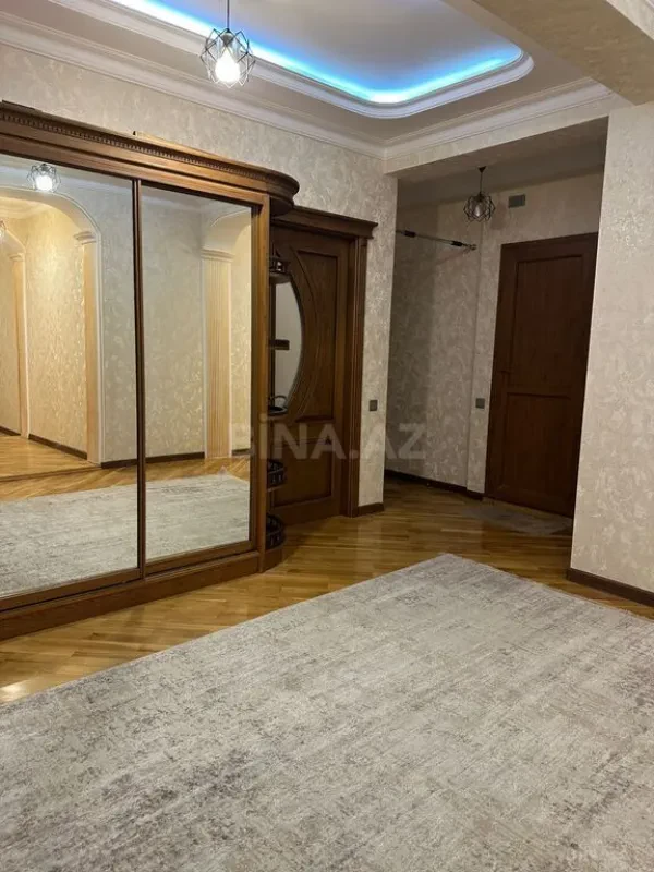 Satılır 4 otaqlı mənzil 181 m²