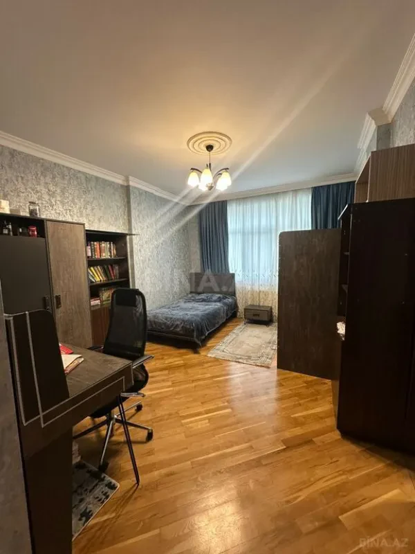 Satılır 4 otaqlı mənzil 181 m²