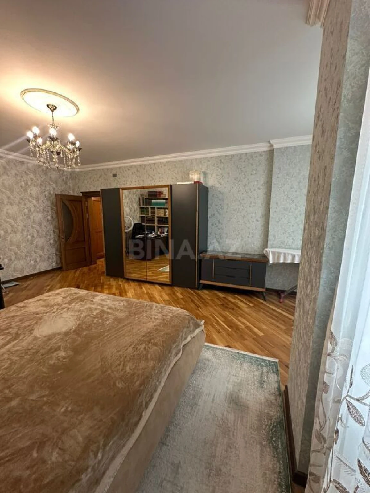 Satılır 4 otaqlı mənzil 181 m²