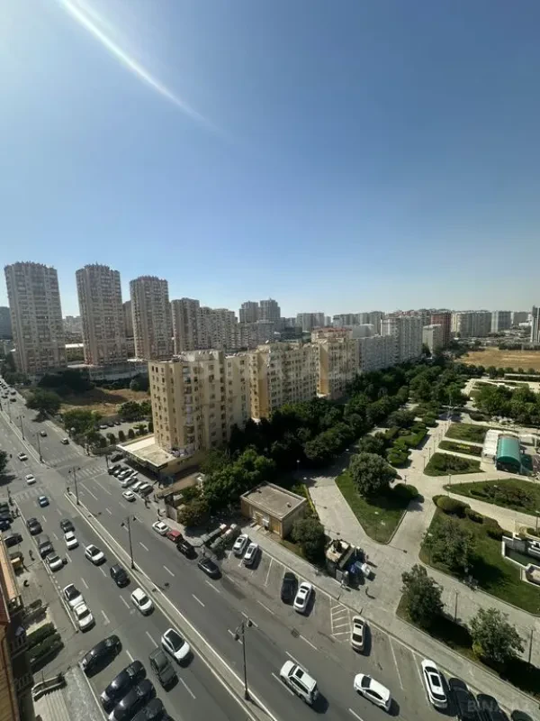 Satılır 4 otaqlı mənzil 181 m²