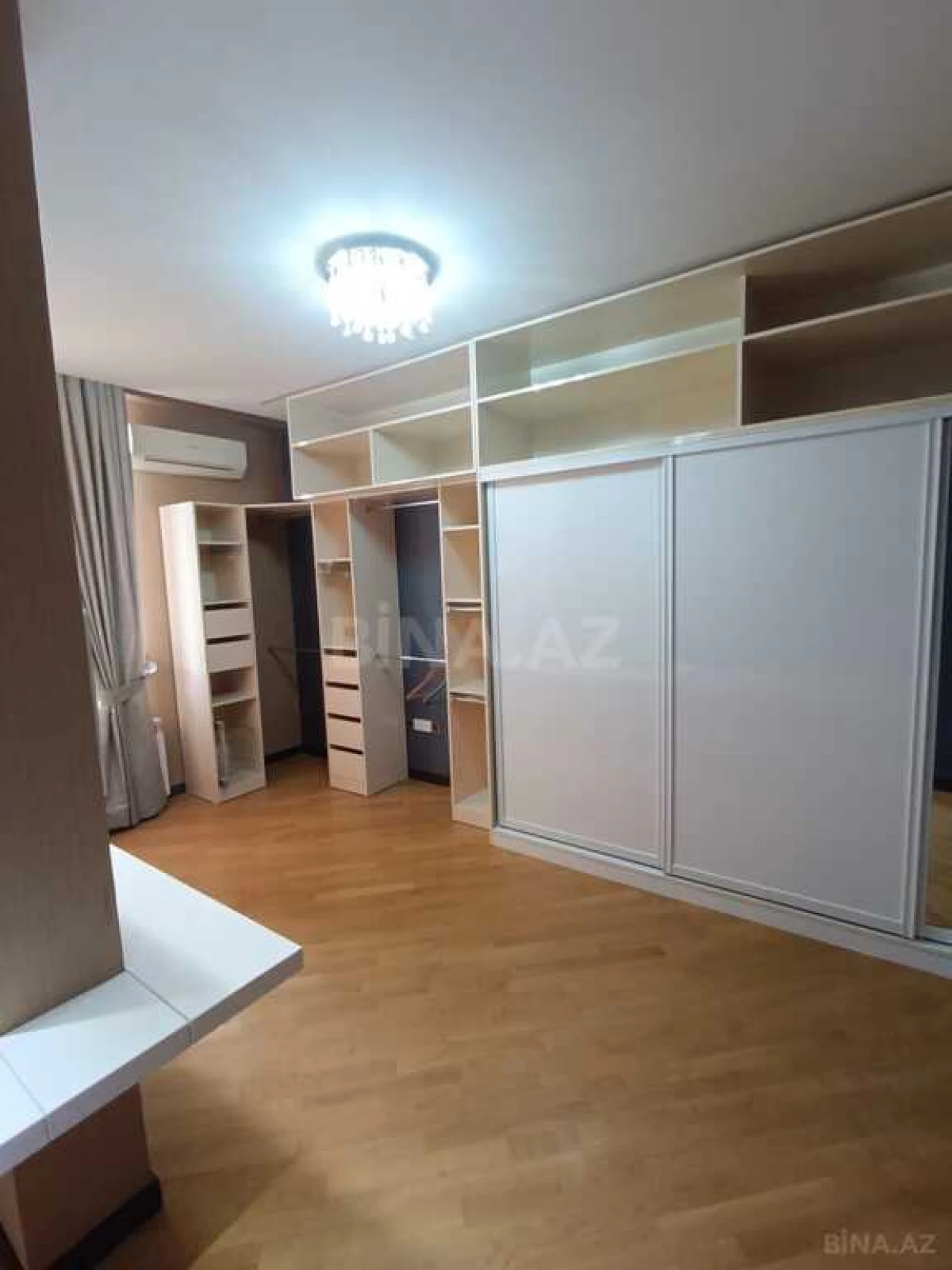 Satılır 4 otaqlı mənzil 210 m²