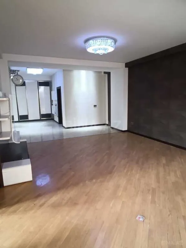 Satılır 4 otaqlı mənzil 210 m²