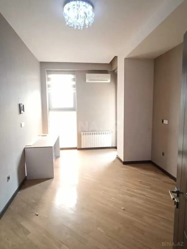 Satılır 4 otaqlı mənzil 210 m²