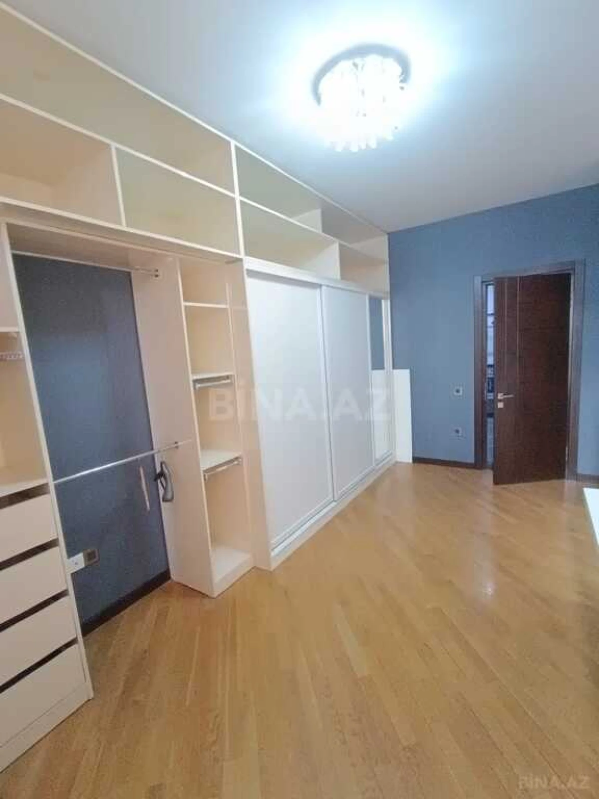 Satılır 4 otaqlı mənzil 210 m²
