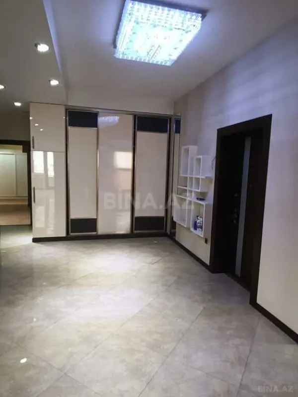 Satılır 4 otaqlı mənzil 210 m²