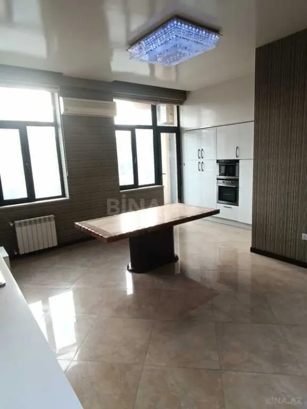 Satılır 4 otaqlı mənzil 210 m²
