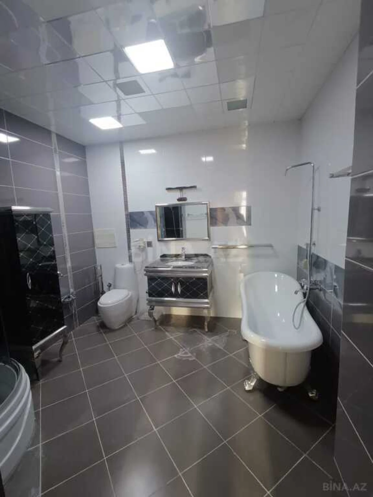 Satılır 4 otaqlı mənzil 210 m²