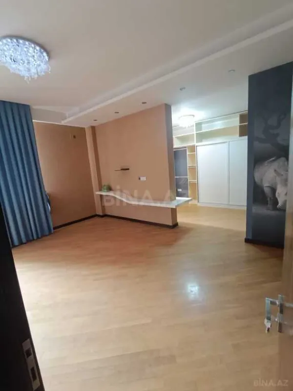 Satılır 4 otaqlı mənzil 210 m²