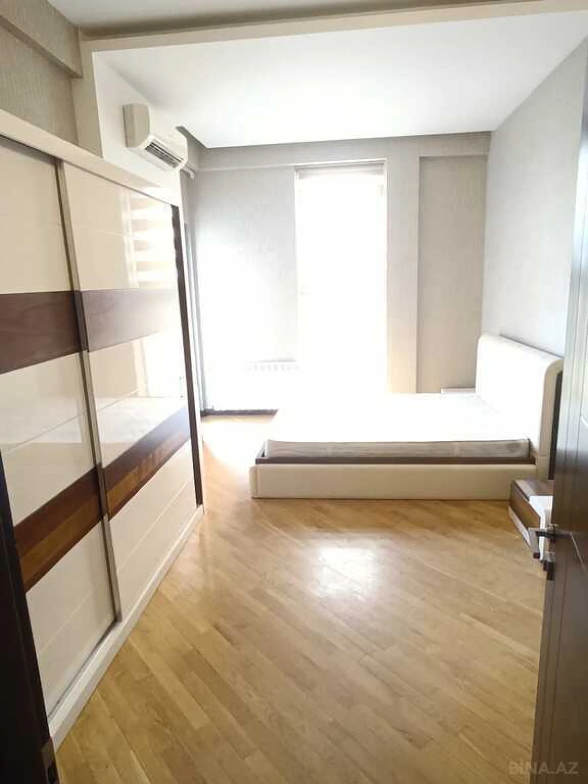 Satılır 4 otaqlı mənzil 210 m²