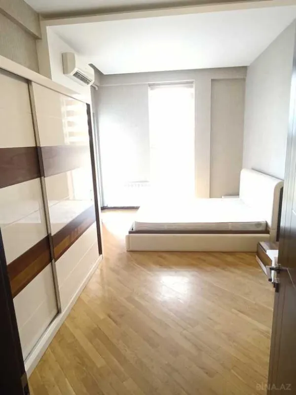 Satılır 4 otaqlı mənzil 210 m²
