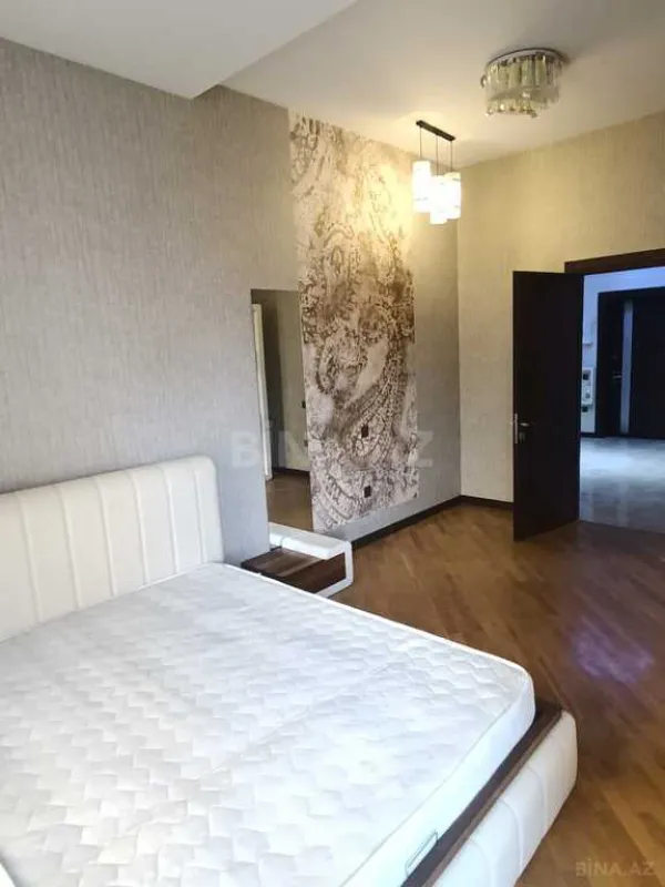 Satılır 4 otaqlı mənzil 210 m²