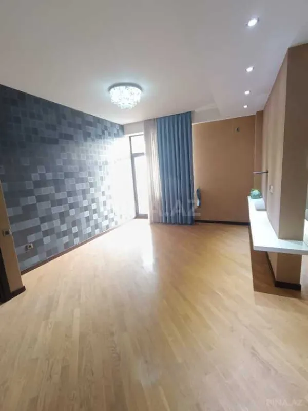 Satılır 4 otaqlı mənzil 210 m²
