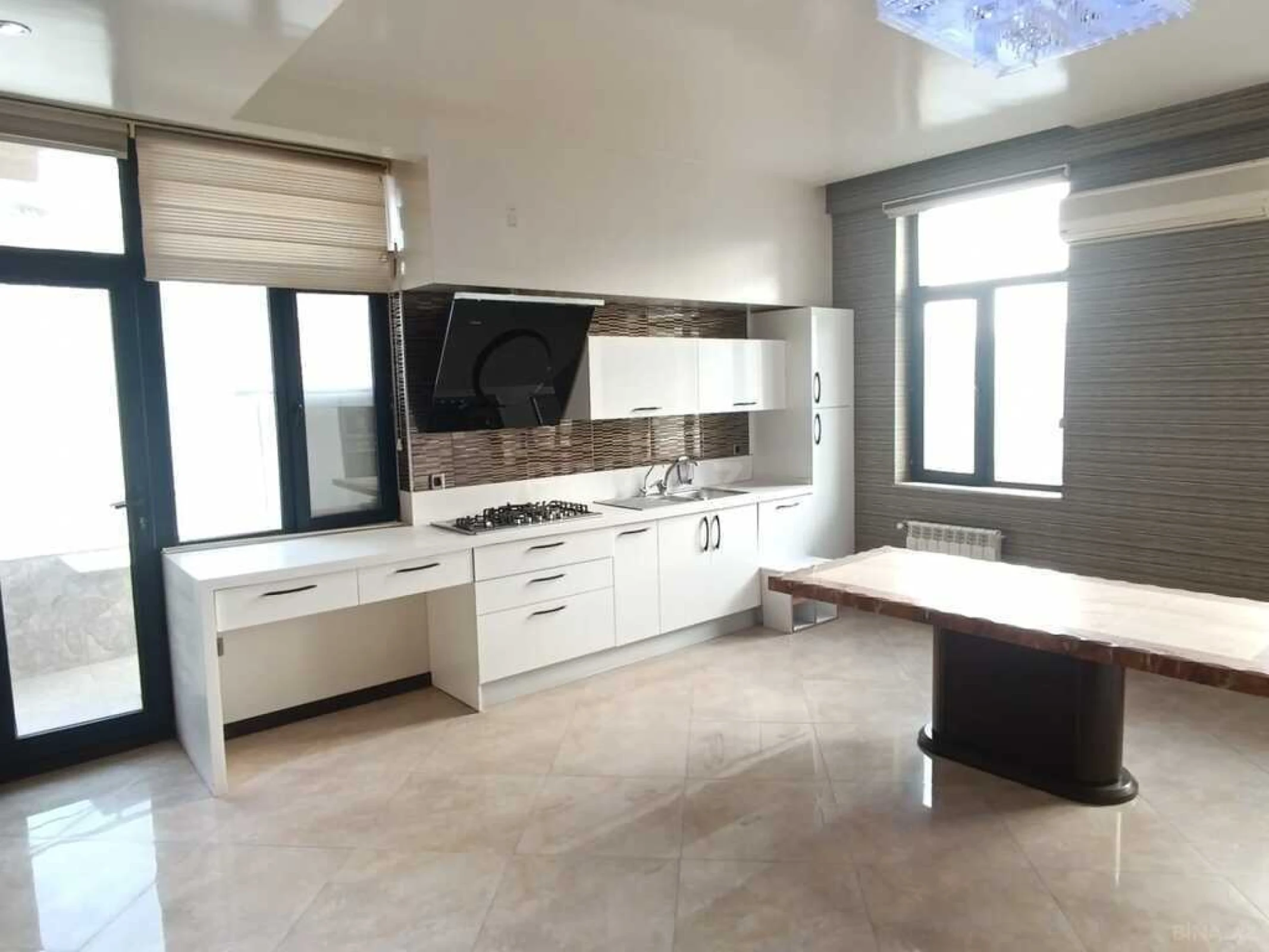 Satılır 4 otaqlı mənzil 210 m²