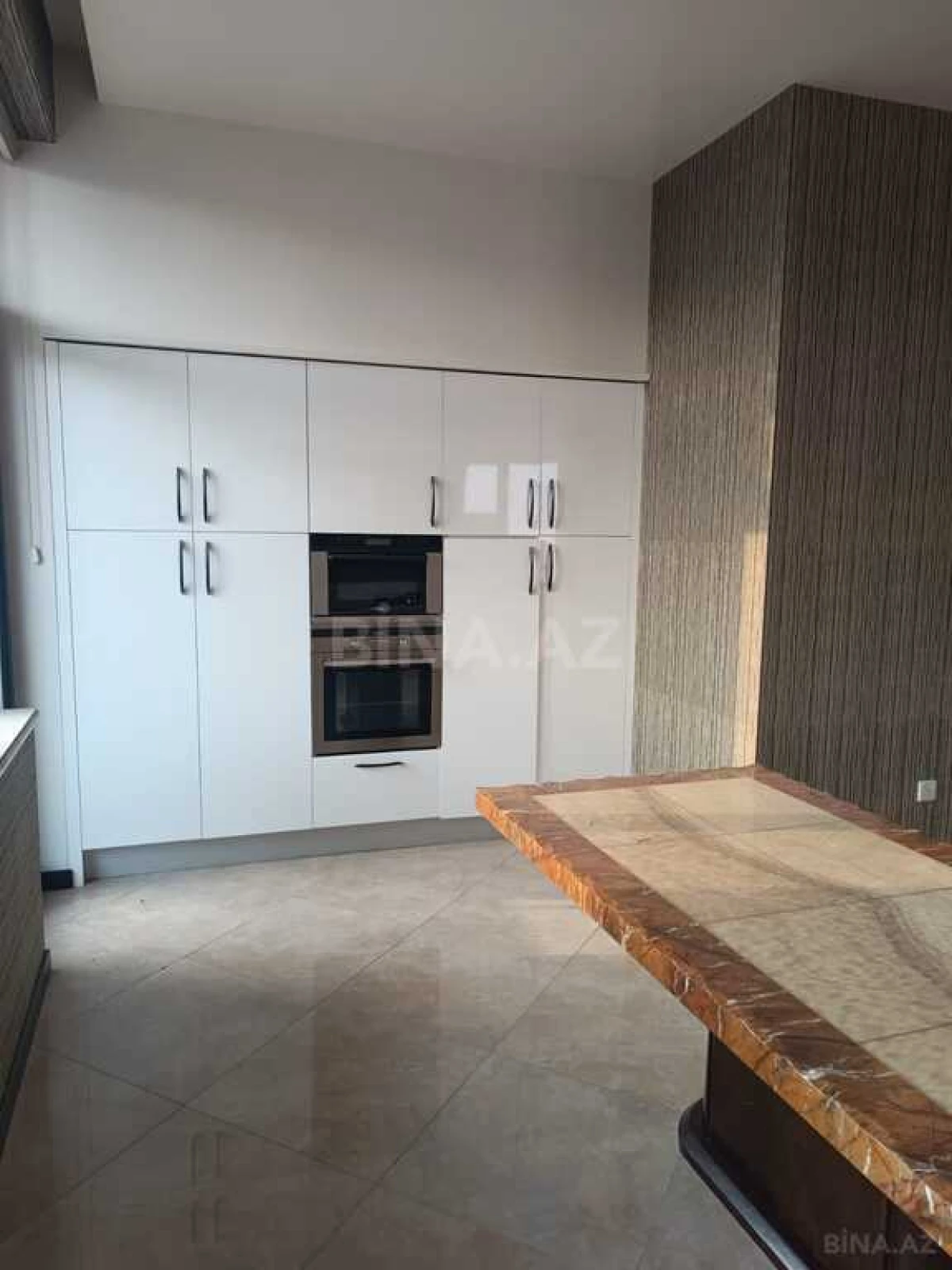 Satılır 4 otaqlı mənzil 210 m²