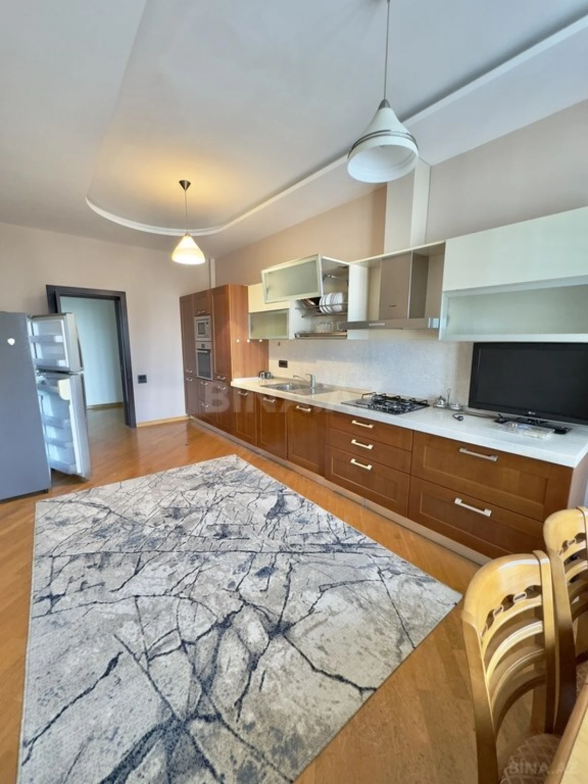 Kirayə verilir 3 otaqlı mənzil 140 m²