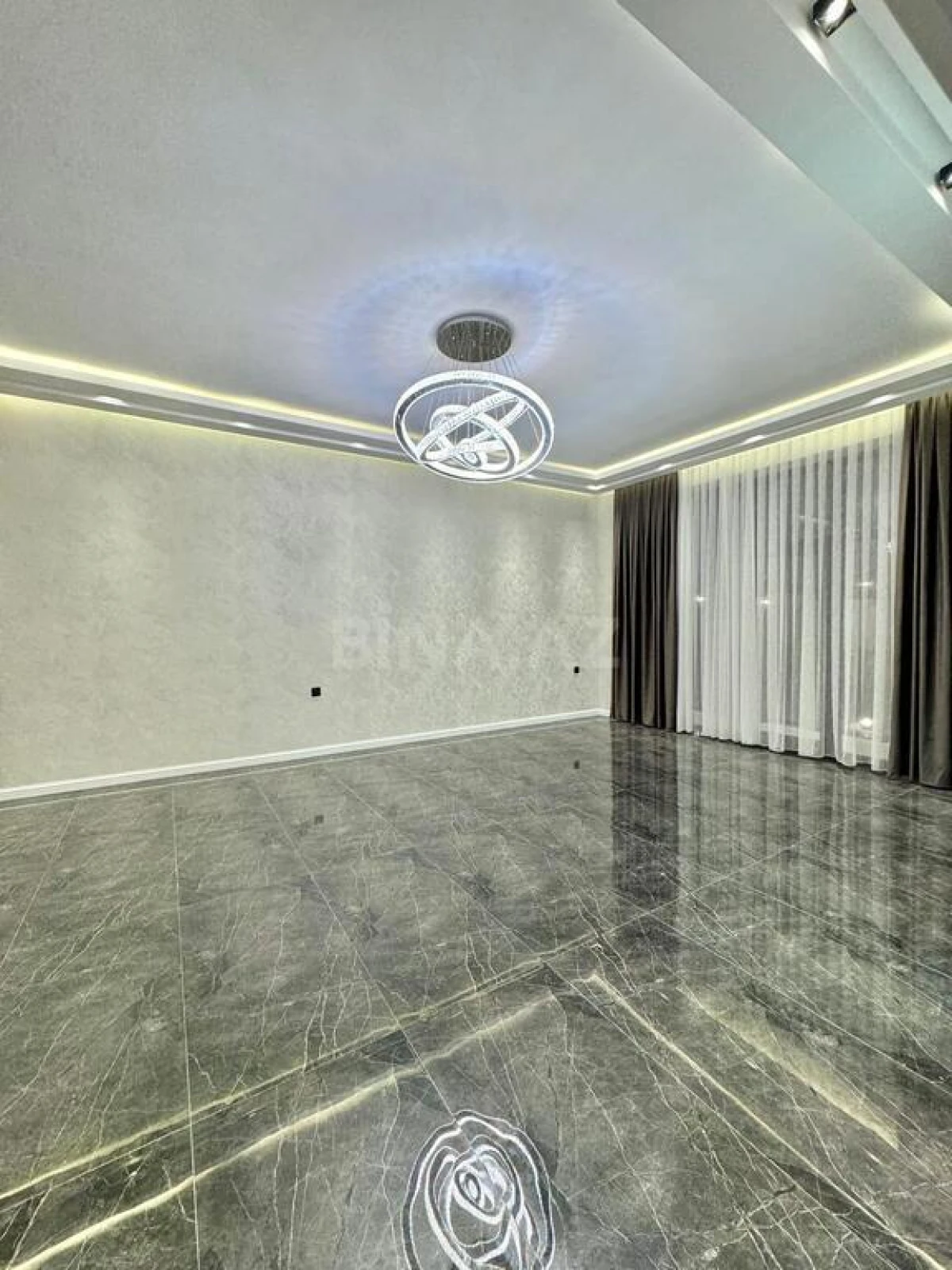 Satılır 6 otaqlı həyət evi 300 m²