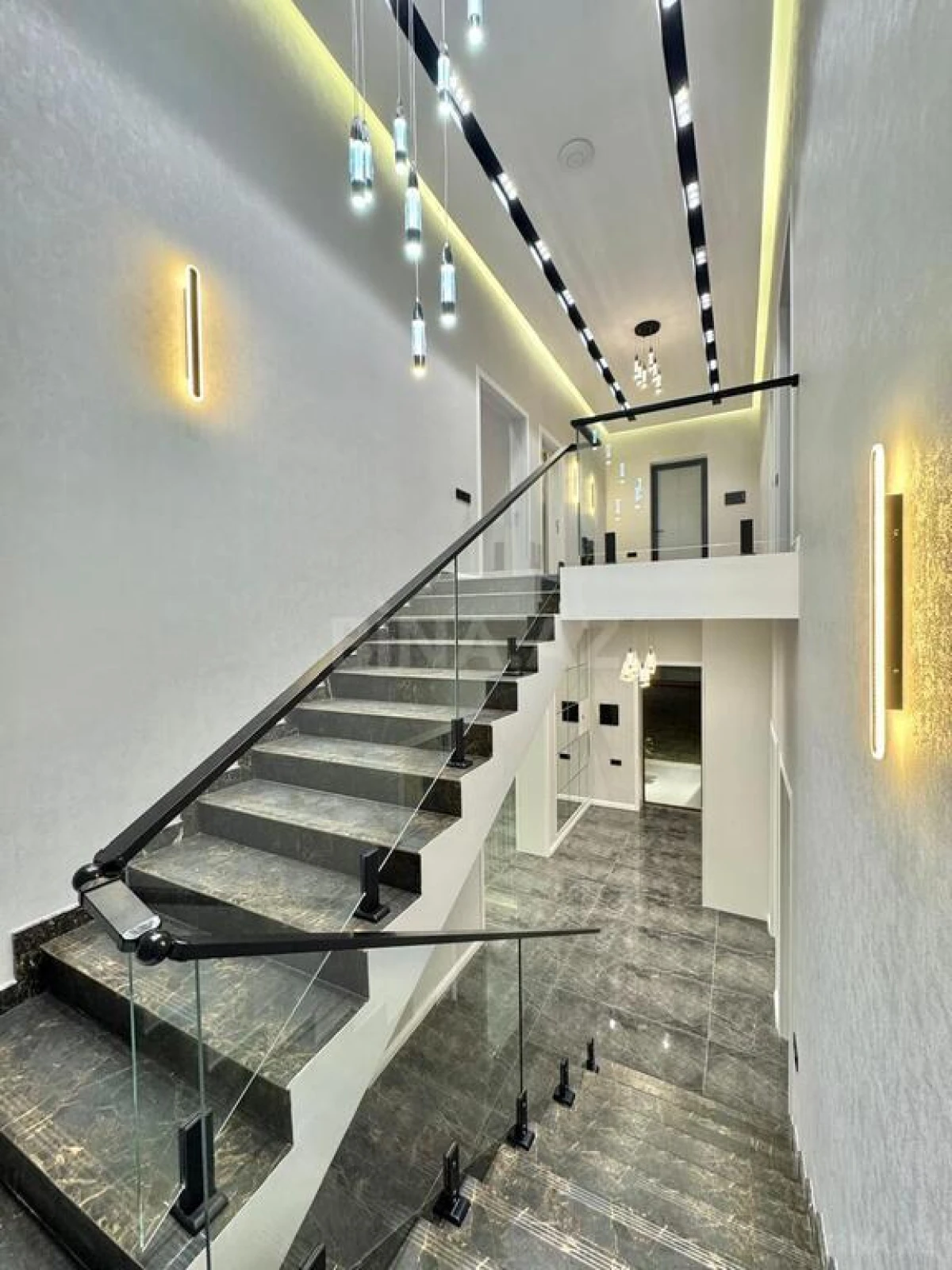 Satılır 6 otaqlı həyət evi 300 m²