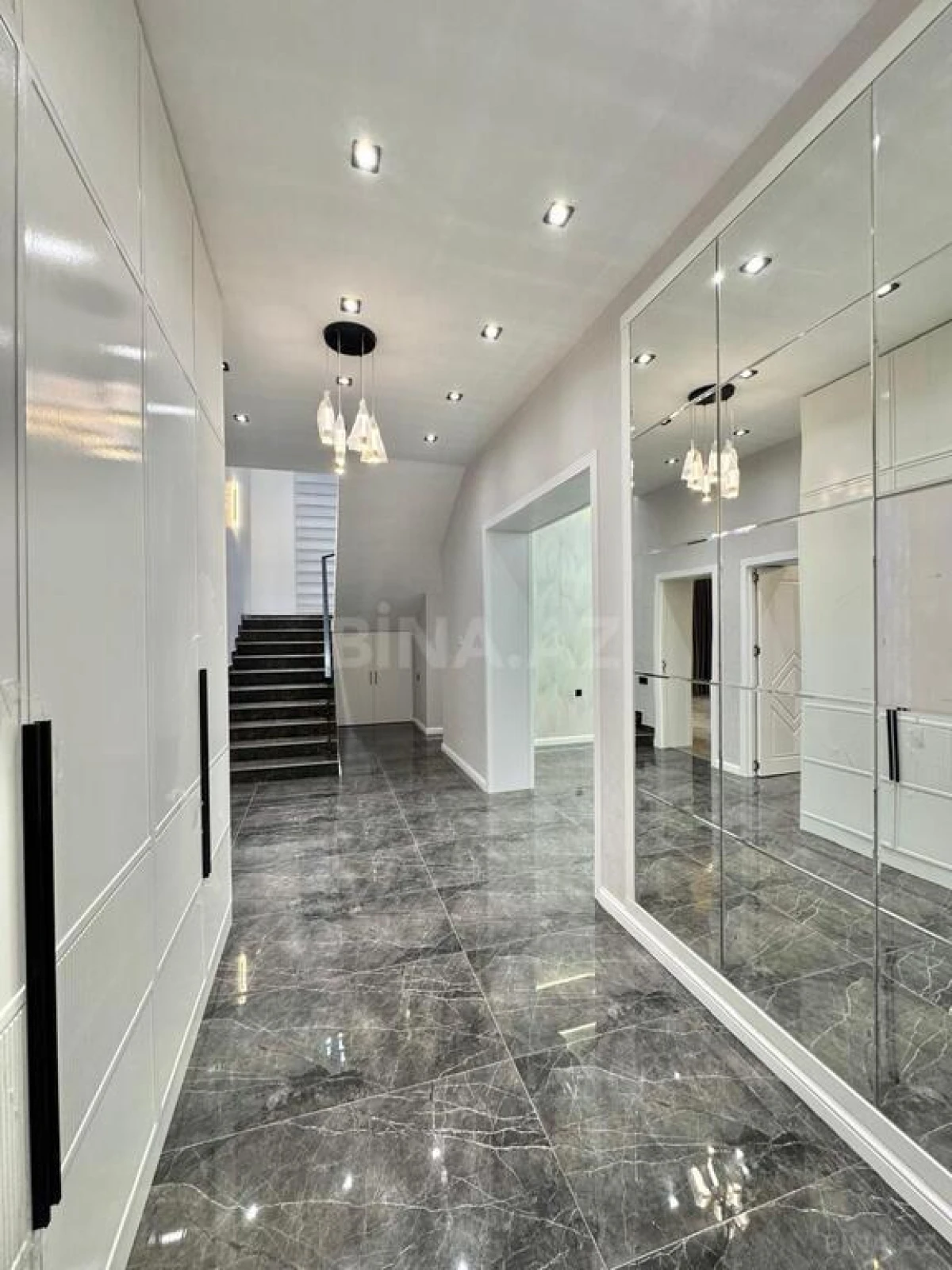 Satılır 6 otaqlı həyət evi 300 m²