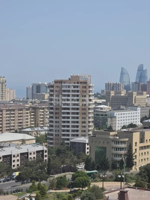 Satılır 4 otaqlı mənzil 180 m²