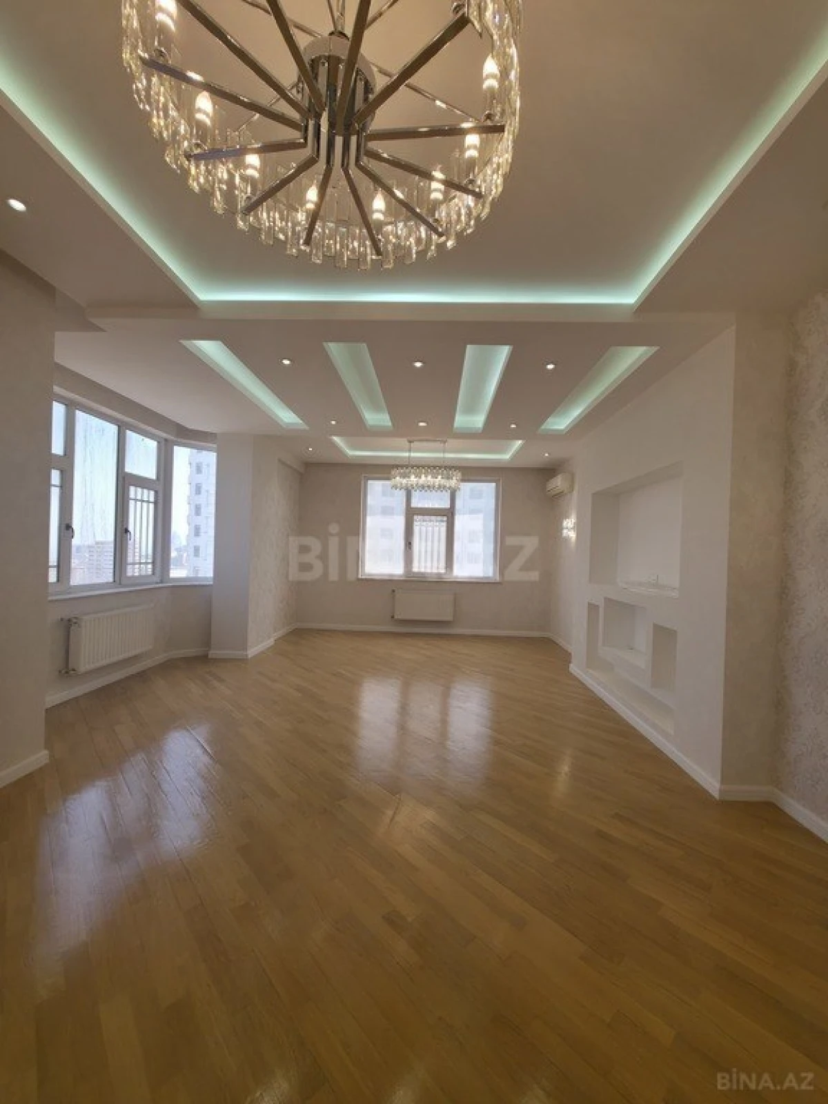 Satılır 4 otaqlı mənzil 180 m²