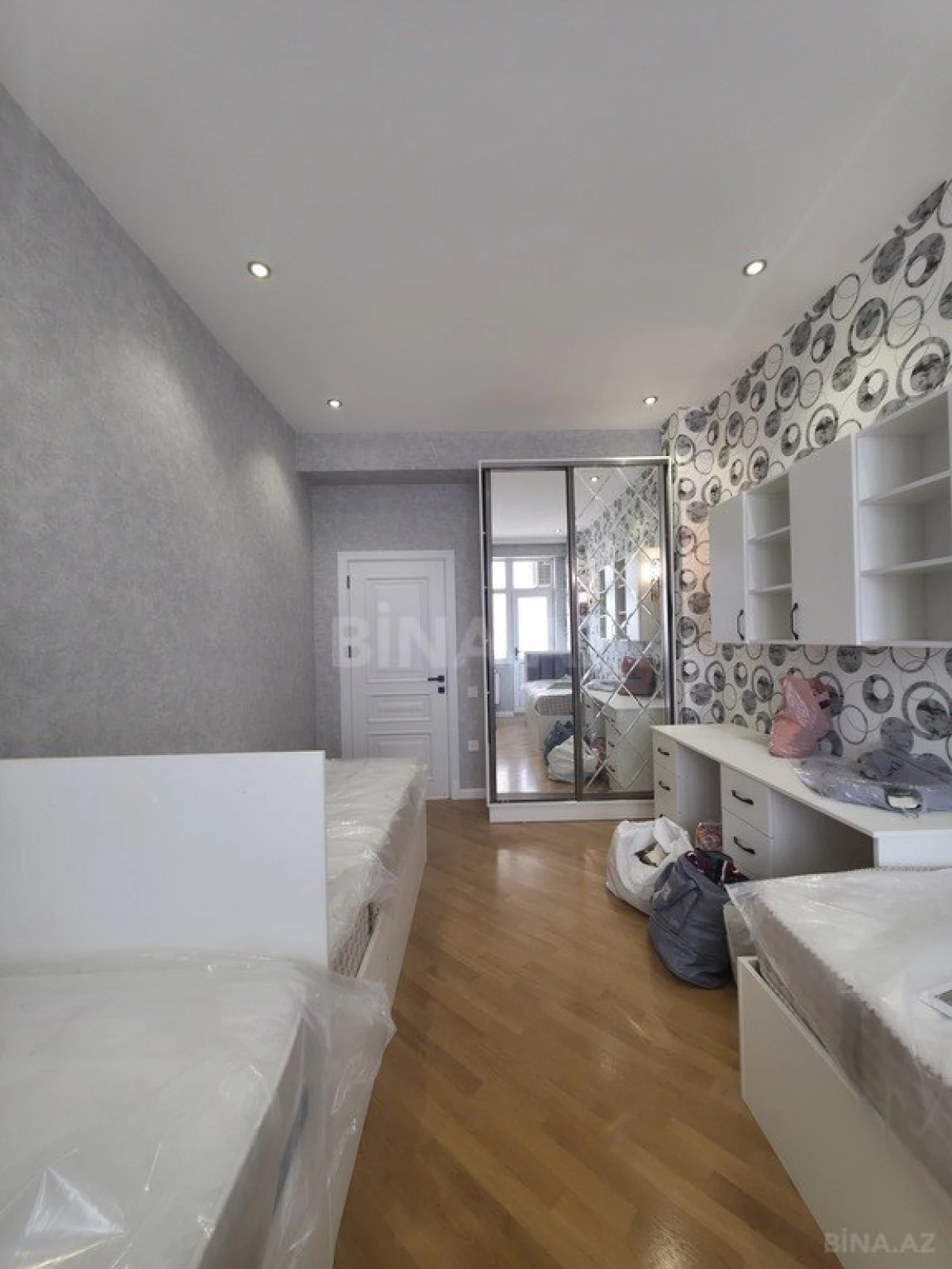 Satılır 4 otaqlı mənzil 180 m²