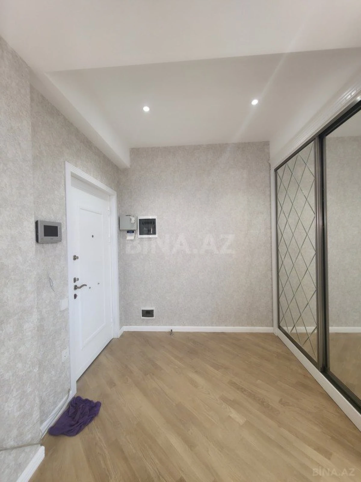 Satılır 4 otaqlı mənzil 180 m²
