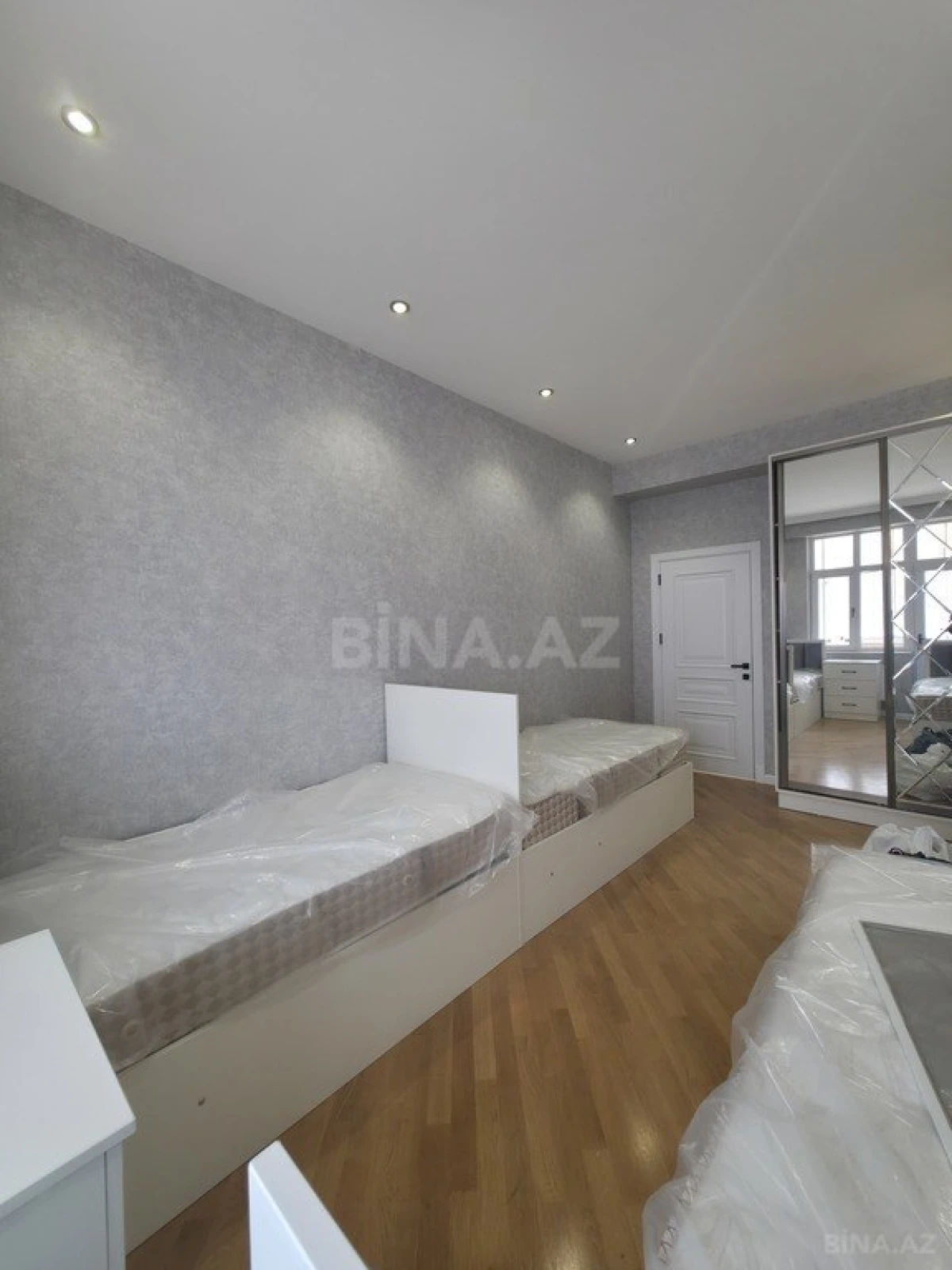 Satılır 4 otaqlı mənzil 180 m²