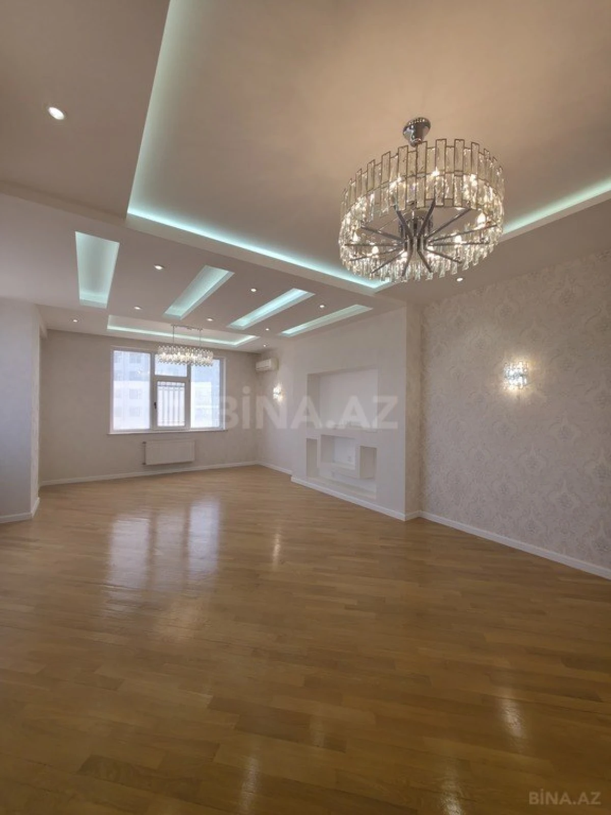 Satılır 4 otaqlı mənzil 180 m²