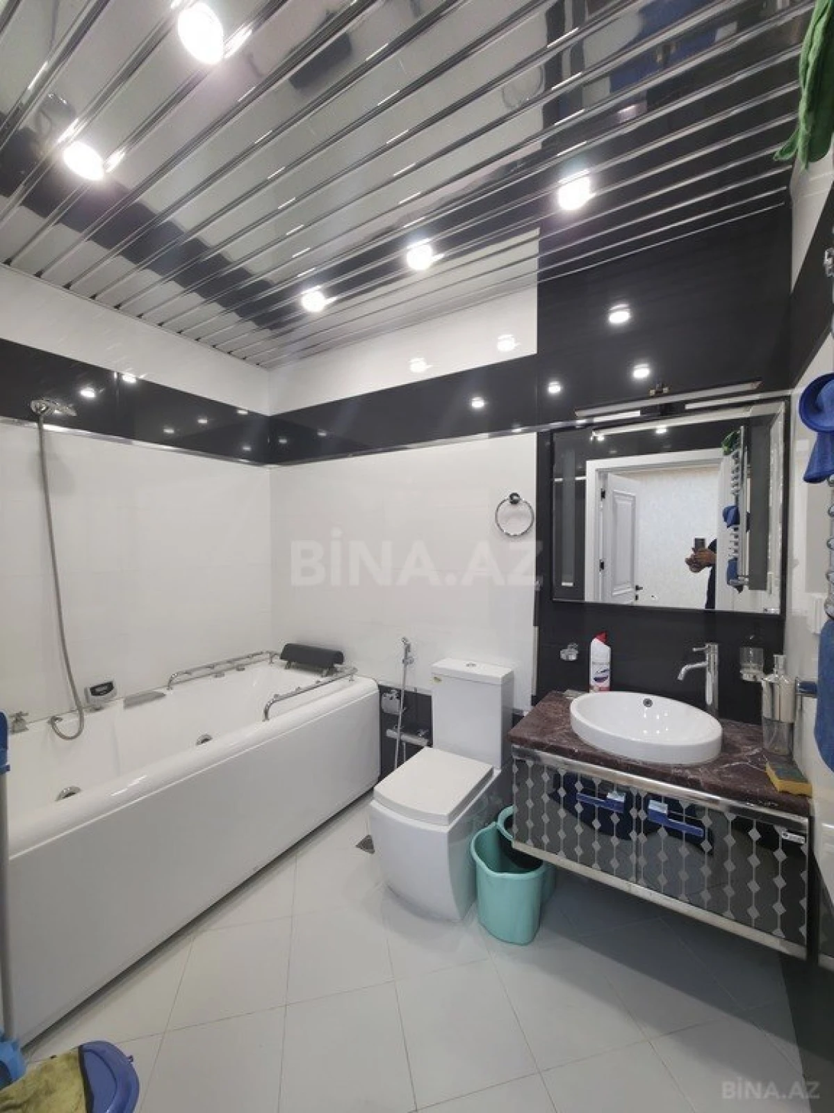 Satılır 4 otaqlı mənzil 180 m²