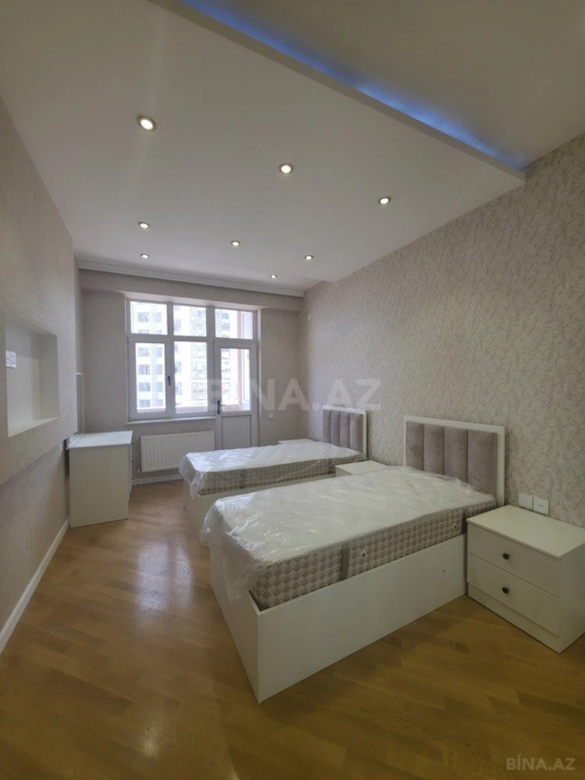 Satılır 4 otaqlı mənzil 180 m²