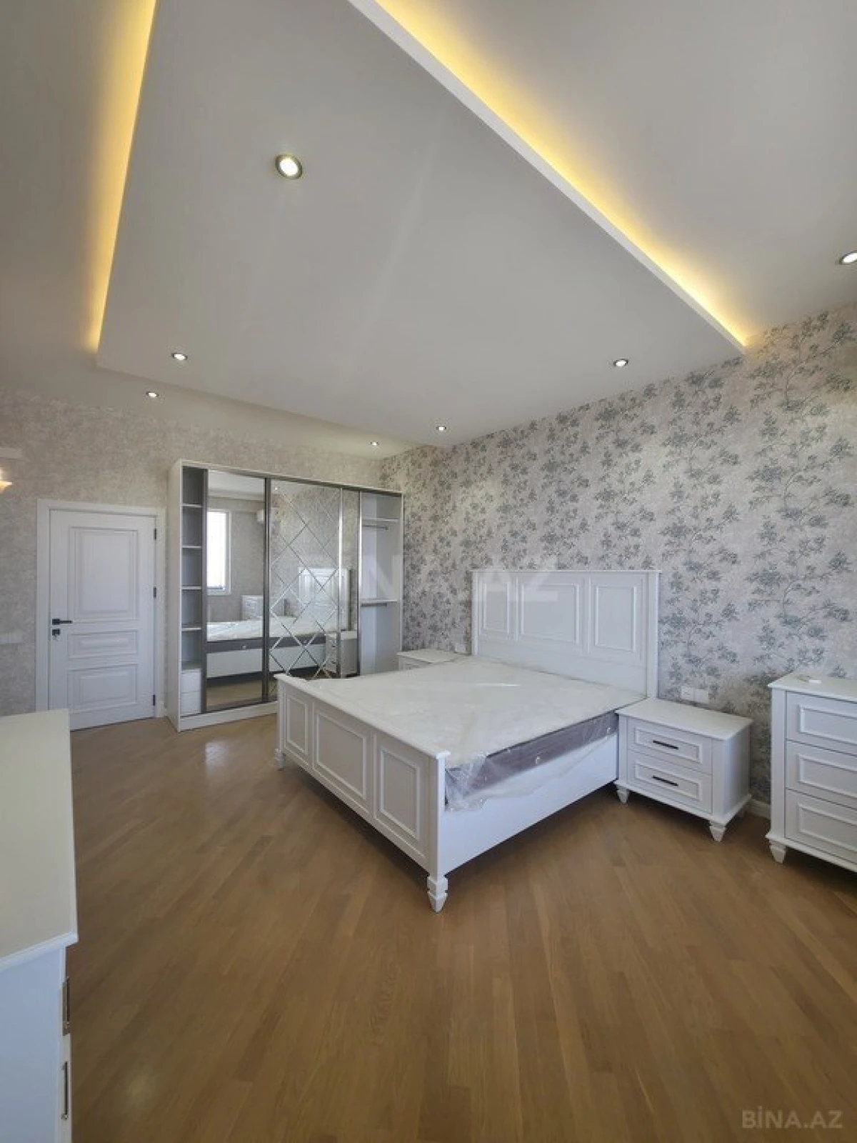 Satılır 4 otaqlı mənzil 180 m²