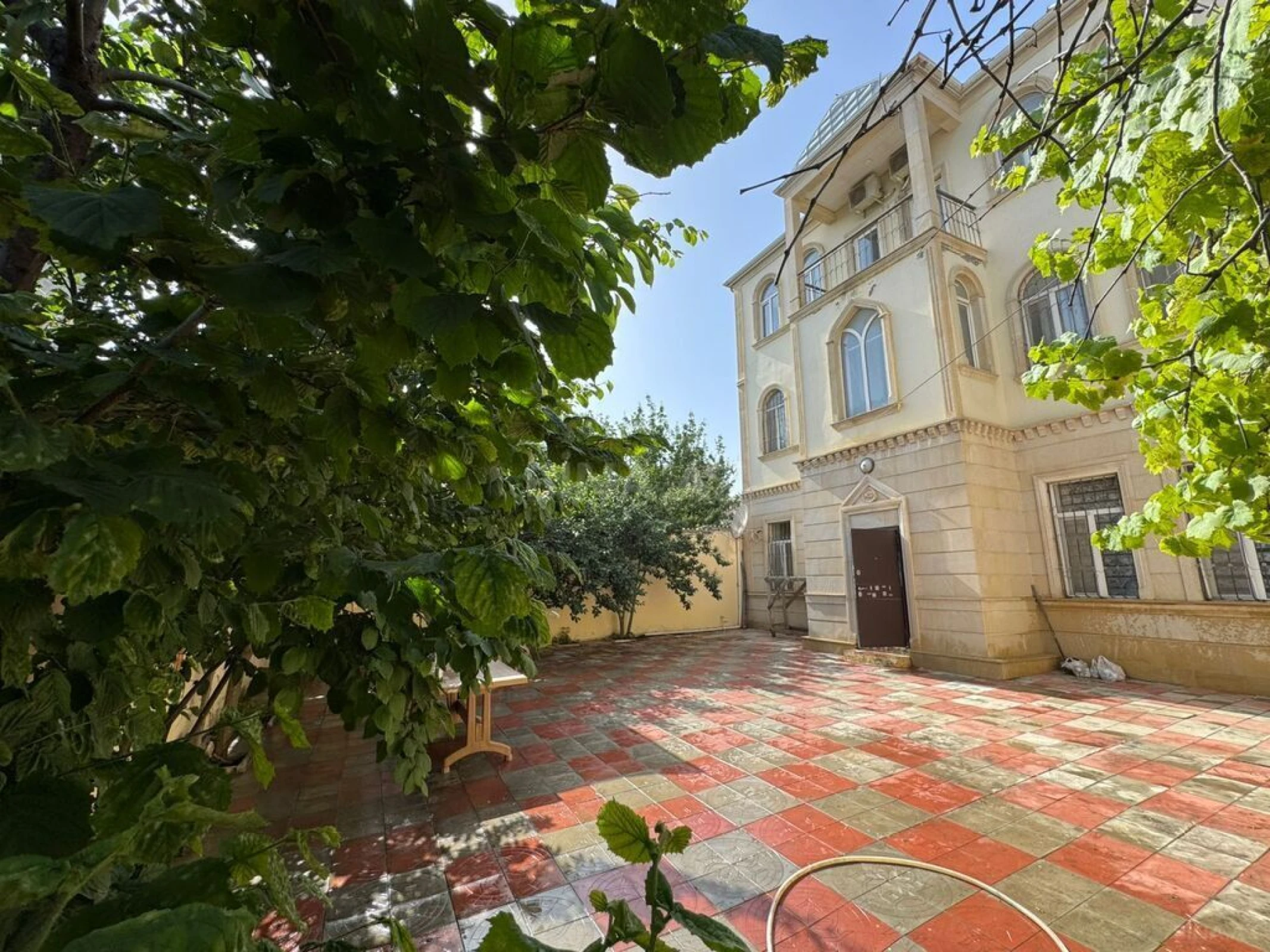 Satılır 6 otaqlı həyət evi 270 m²