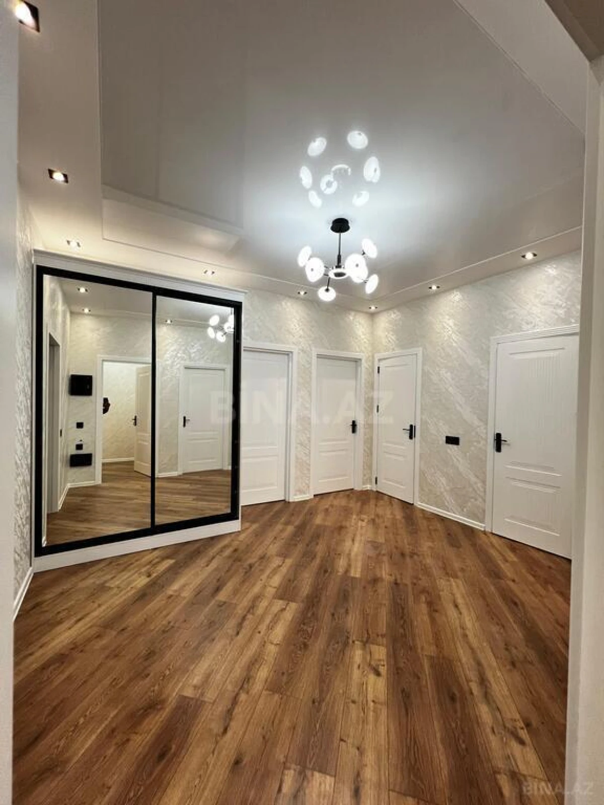 Satılır 4 otaqlı mənzil 156 m²