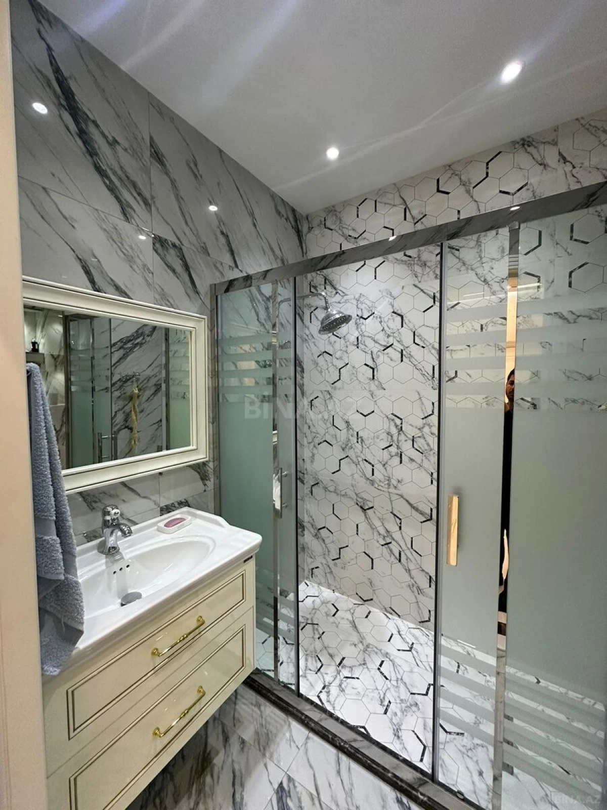 Kirayə verilir 2 otaqlı mənzil 95 m²