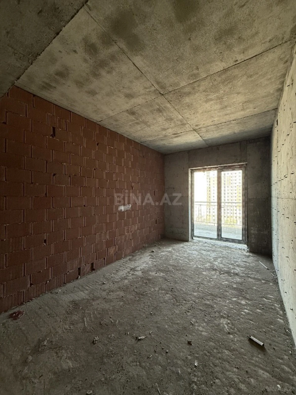 Satılır 4 otaqlı mənzil 181 m²