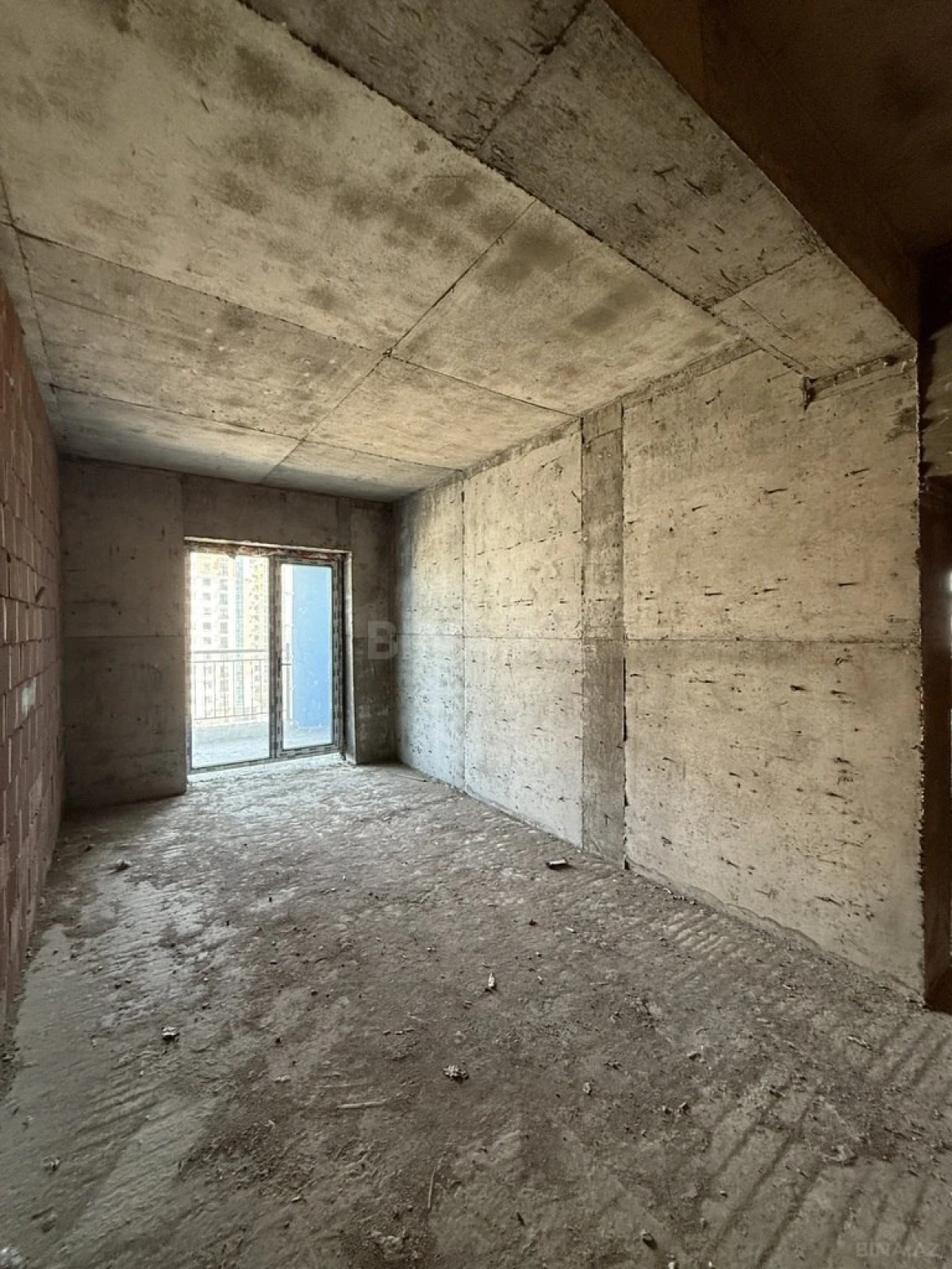 Satılır 4 otaqlı mənzil 181 m²