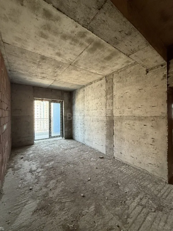 Satılır 4 otaqlı mənzil 181 m²