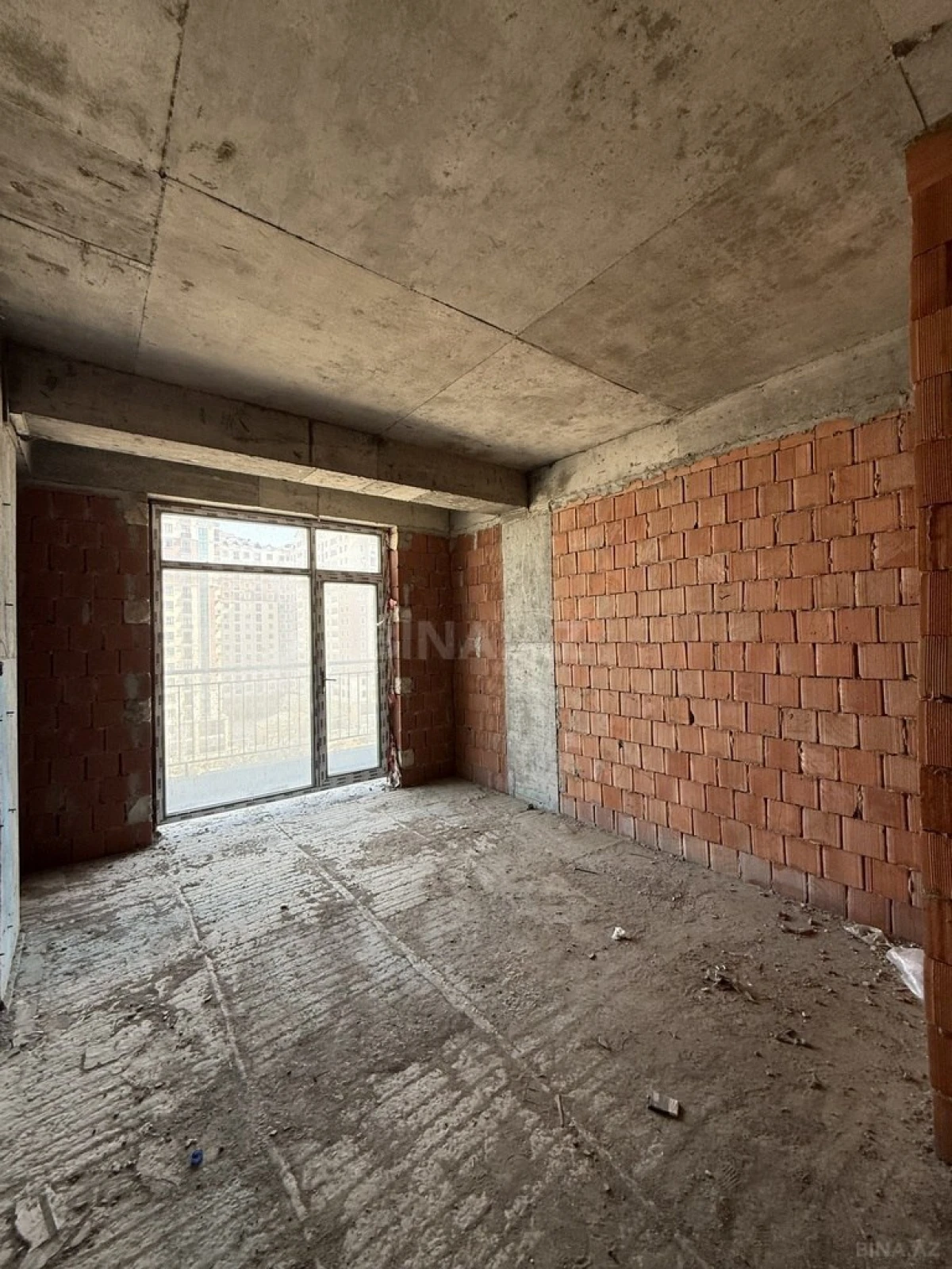 Satılır 4 otaqlı mənzil 181 m²